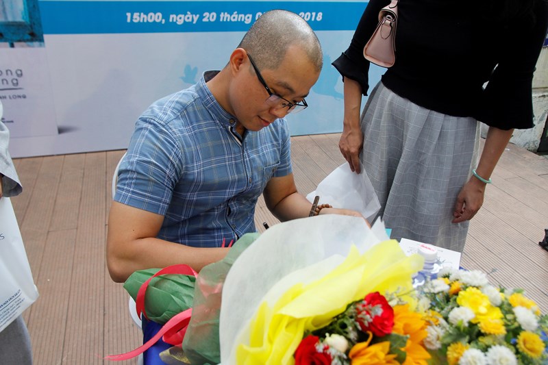 Khi[-]người[-]ăn[-]xin[-]đến[-]Đường[-]Sách[-]giao[-]lưu,[-]đặt[-]câu[-]hỏi